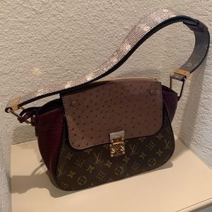 Limited edition Louis Vuitton shoulder bag.